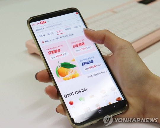 온라인 쇼핑 증가로 전자지급결제 건수가 크게 늘었다. 온라인 쇼핑 앱 화면 사진. 연합뉴스